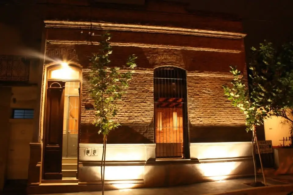 La fachada original restaurada e iluminada — obra de Invernón Arquitectos en Córdoba