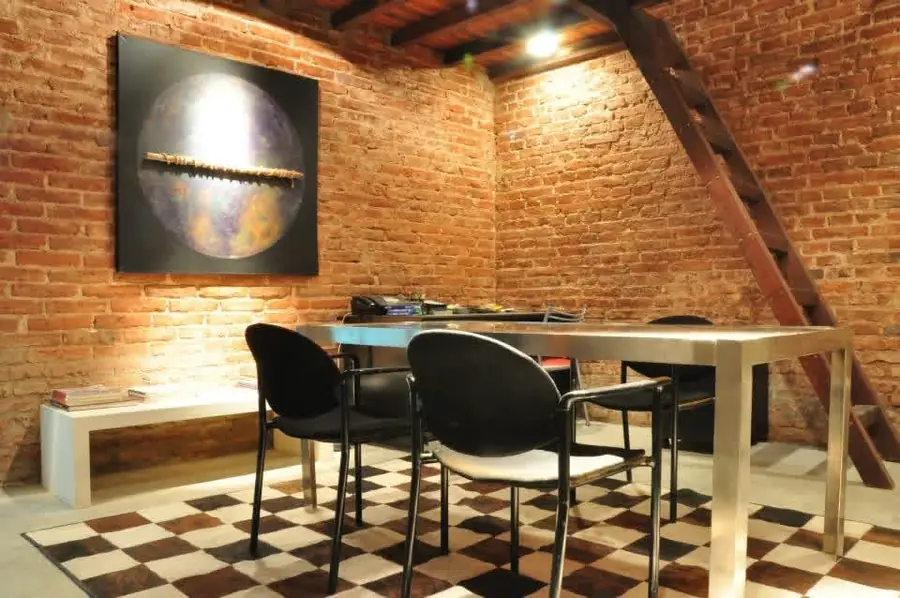 Renovaciones — Muro de ladrillo a la vista y piso damero recuperado