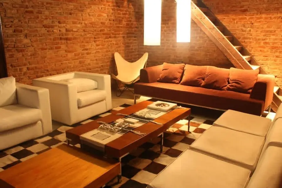 Invernón Arquitectos — El living en la planta alta, entre los tirantes